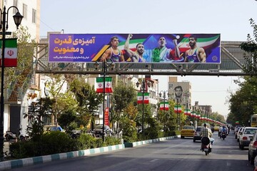 اکران تصاویر افتخارآفرینان کشتی ایران در سطح شهر تهران