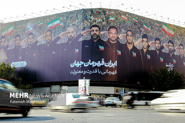 رونمایی از طرح جدید دیوارنگاره میدان انقلاب