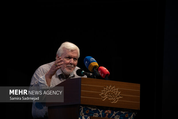 آیین اعطای نشان ملی پارسی جان