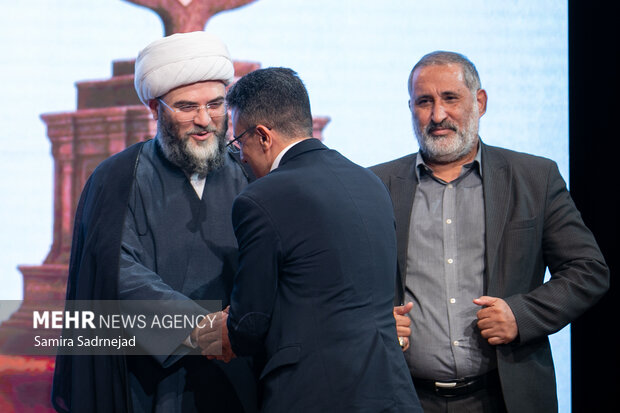 آیین اعطای نشان ملی پارسی جان