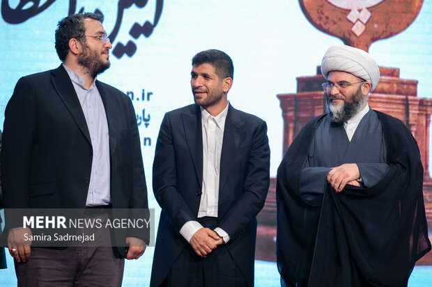 آیین اعطای نشان ملی پارسی جان