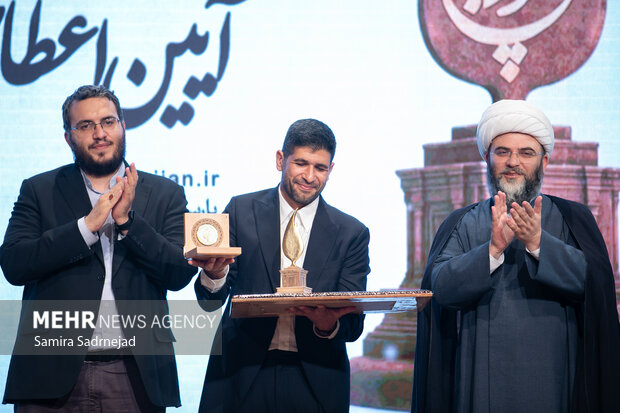 آیین اعطای نشان ملی پارسی جان