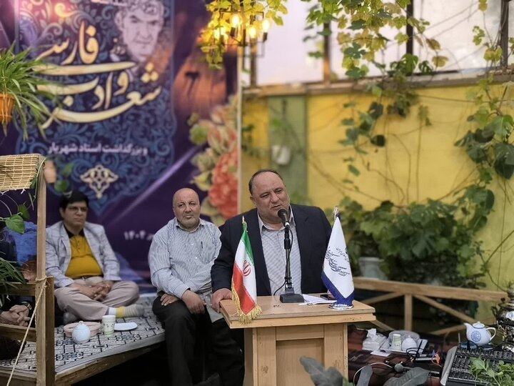 شاعران وجدان بیدار جامعه و صدای مردم هستند