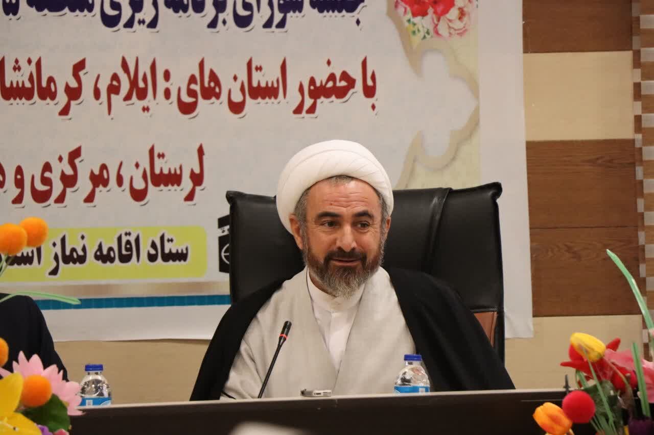 اقامه نماز گامی مؤثر در کاهش ناهنجاری‌های اجتماعی است