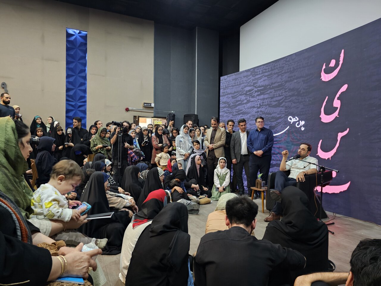 جشن امضای کتاب «نیست»؛ اثر فاضل نظری در مشهد