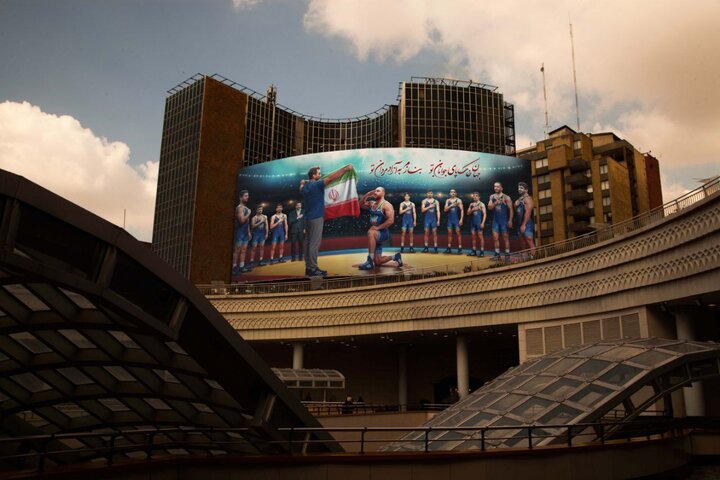 قهرمانان کشتی به دیوارنگاره میدان ولیعصر (عج) رسیدند