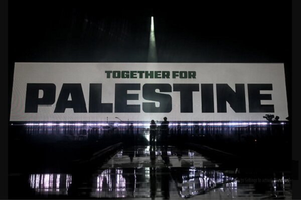 با هم برای فلسطین؛ دهها چهره مشهور بریتانیایی روی صحنه رفتند