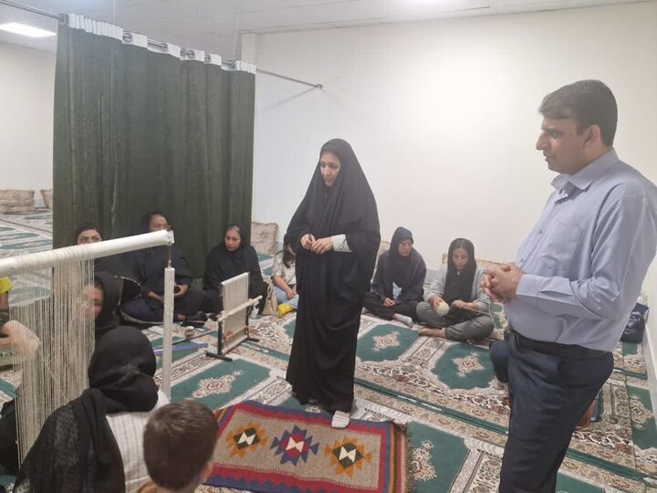 دوره آموزشی گلیمبافی ویژه مددجویان در دشتی برگزار شد