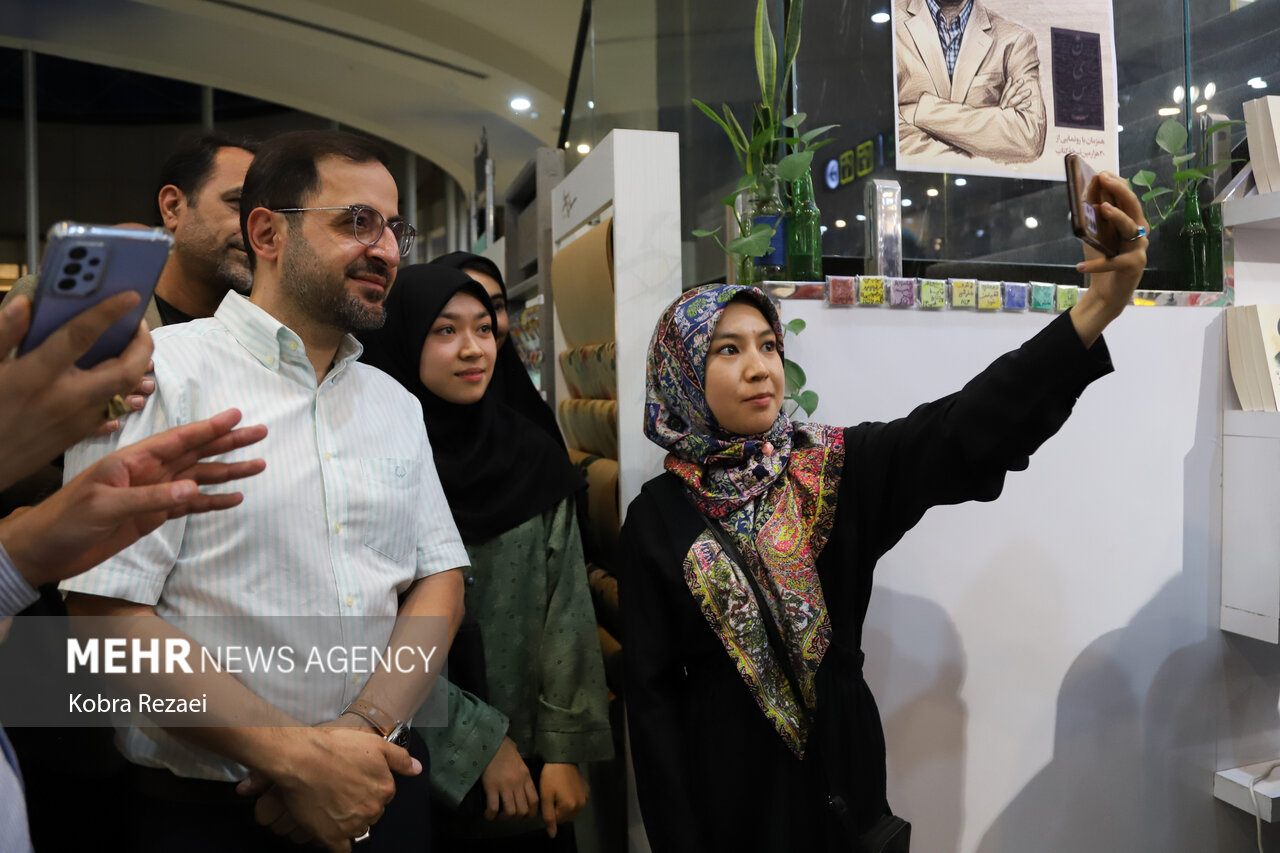 جشن امضای کتاب «نیست» اثر فاضل نظری در مشهد