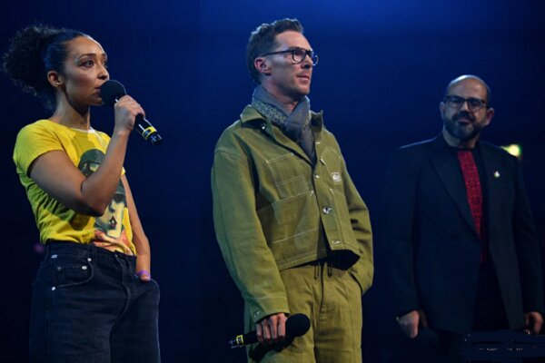 با هم برای فلسطین؛ دهها چهره مشهور بریتانیایی روی صحنه رفتند با هم برای فلسطین؛ دهها چهره مشهور بریتانیایی روی صحنه رفتند