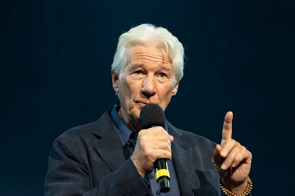 با هم برای فلسطین؛ دهها چهره مشهور بریتانیایی روی صحنه رفتند با هم برای فلسطین؛ دهها چهره مشهور بریتانیایی روی صحنه رفتند