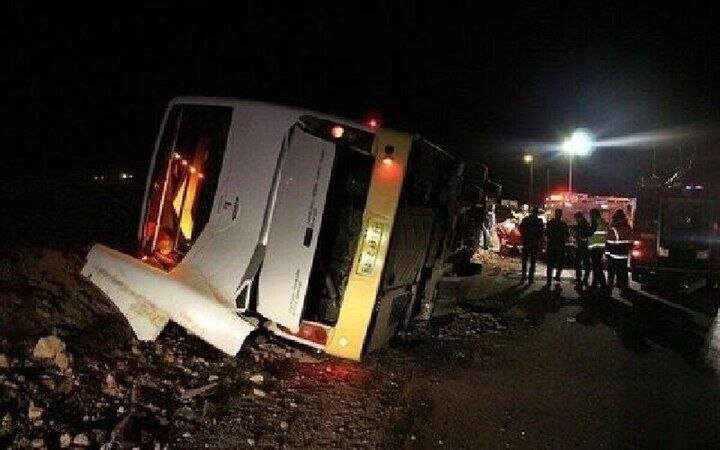 تصادف تریلی با اتوبوس در شیراز با 18 مصدوم