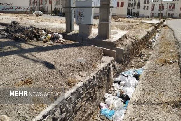 مسکن مهر دهدشت در گیر و دار وعده‌ها؛از دپوی زباله ها تا بوی بد فاضلاب