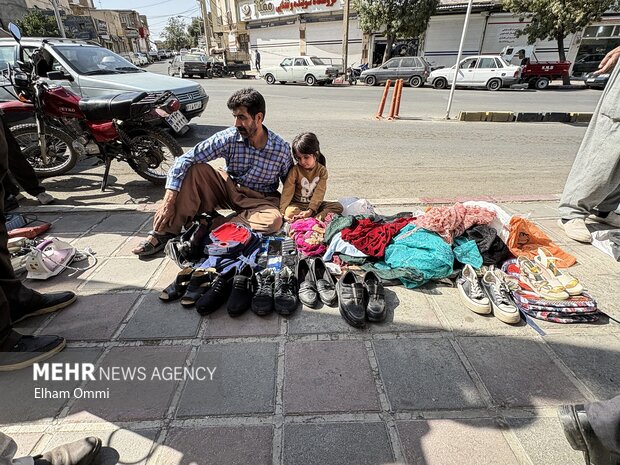 جمعه‌بازار انقلاب سنندج؛ دنیایی از کالاهای قدیمی و دست‌دوم