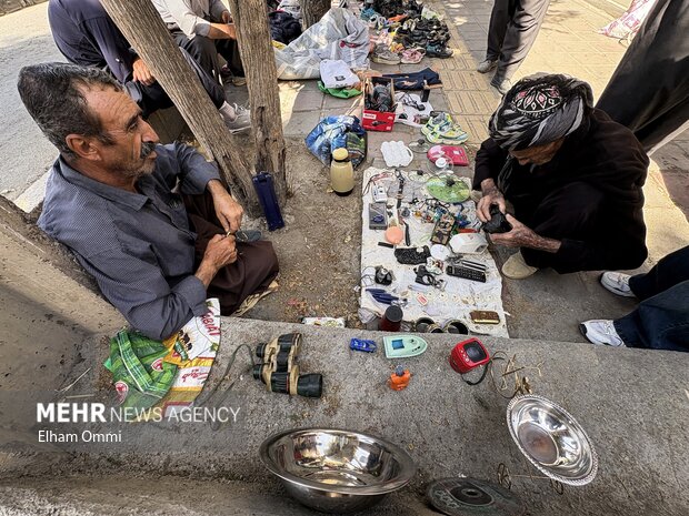 جمعه‌بازار انقلاب سنندج؛ دنیایی از کالاهای قدیمی و دست‌دوم