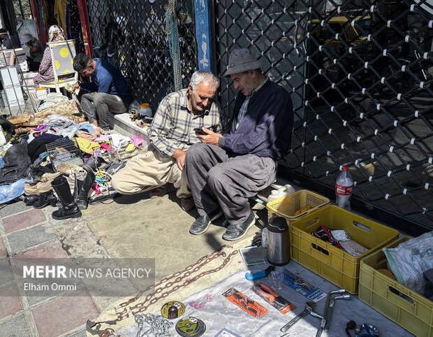 جمعه‌بازار انقلاب سنندج؛ دنیایی از کالاهای قدیمی و دست‌دوم
