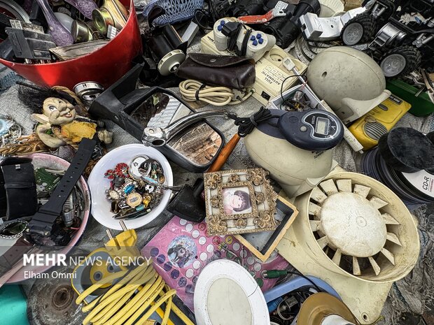جمعه‌بازار انقلاب سنندج؛ دنیایی از کالاهای قدیمی و دست‌دوم