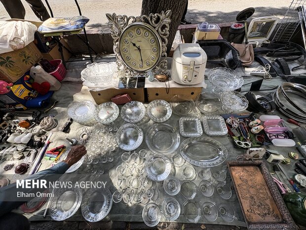 جمعه‌بازار انقلاب سنندج؛ دنیایی از کالاهای قدیمی و دست‌دوم