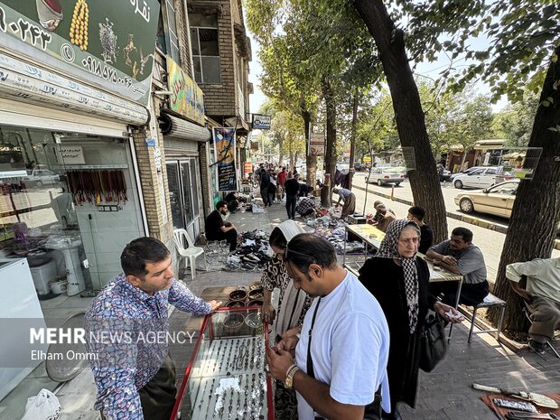 جمعه‌بازار انقلاب سنندج؛ دنیایی از کالاهای قدیمی و دست‌دوم
