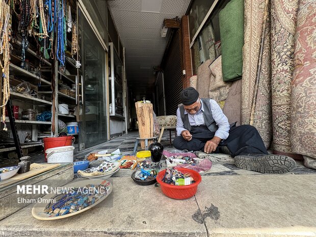 جمعه‌بازار انقلاب سنندج؛ دنیایی از کالاهای قدیمی و دست‌دوم