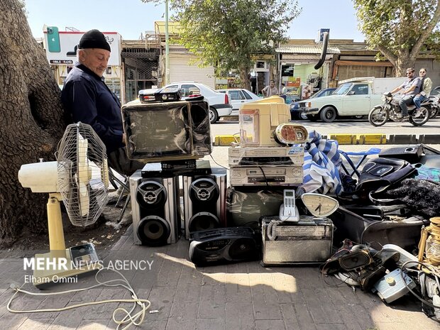 جمعه‌بازار انقلاب سنندج؛ دنیایی از کالاهای قدیمی و دست‌دوم