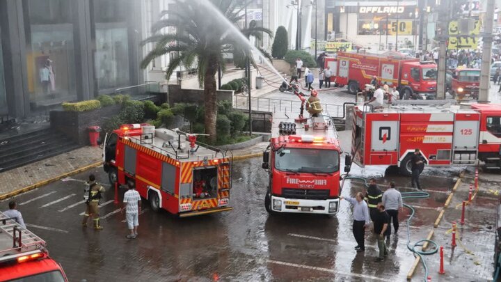 تلاش برای مهار آتش سوزی فروشگاه بزرگ در چالوس ادامه دارد تلاش برای مهار آتش سوزی فروشگاه بزرگ در چالوس ادامه دارد