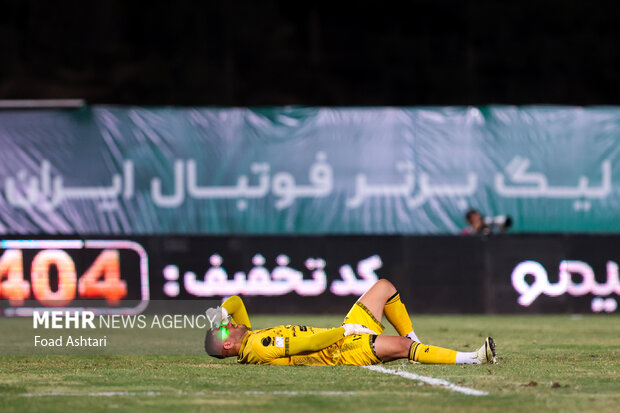 دیدار فوتبال تیم‌های چادرملو و پرسپولیس