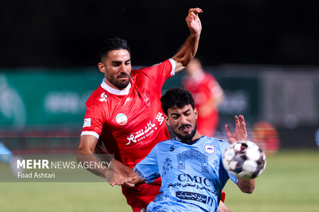 دیدار فوتبال تیم‌های چادرملو و پرسپولیس