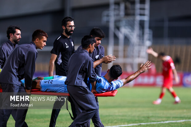 دیدار فوتبال تیم‌های چادرملو و پرسپولیس