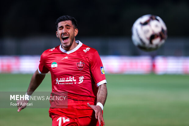 دیدار فوتبال تیم‌های چادرملو و پرسپولیس