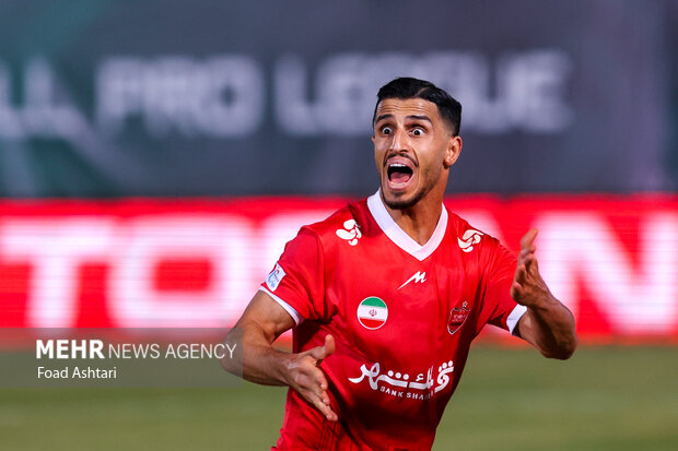 دیدار فوتبال تیم‌های چادرملو و پرسپولیس