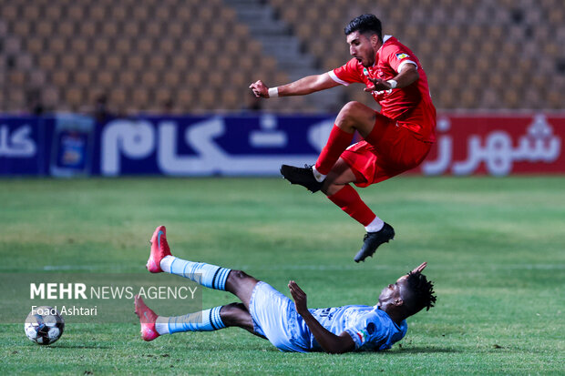 دیدار فوتبال تیم‌های چادرملو و پرسپولیس