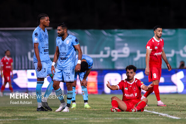 دیدار فوتبال تیم‌های چادرملو و پرسپولیس