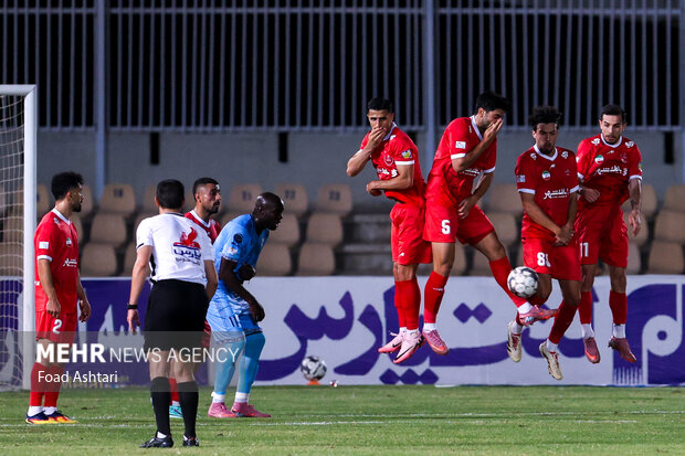دیدار فوتبال تیم‌های چادرملو و پرسپولیس