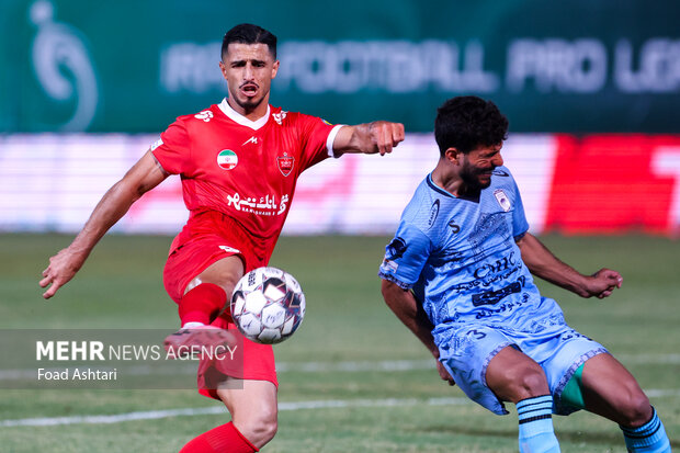 دیدار فوتبال تیم‌های چادرملو و پرسپولیس