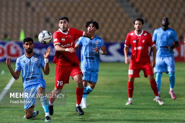 دیدار فوتبال تیم‌های چادرملو و پرسپولیس