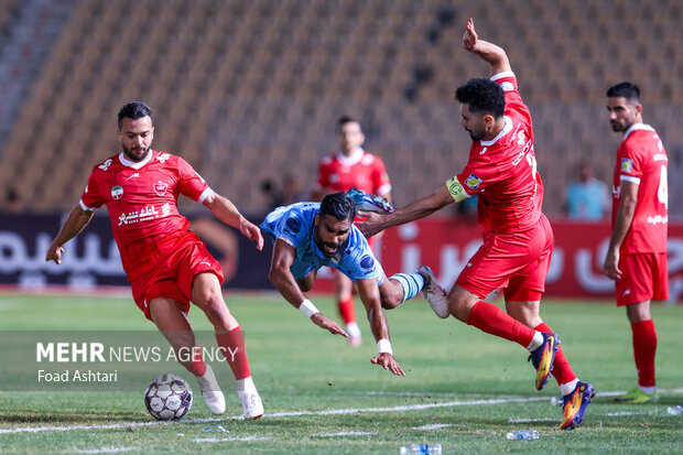 دیدار فوتبال تیم‌های چادرملو و پرسپولیس