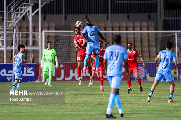 دیدار فوتبال تیم‌های چادرملو و پرسپولیس
