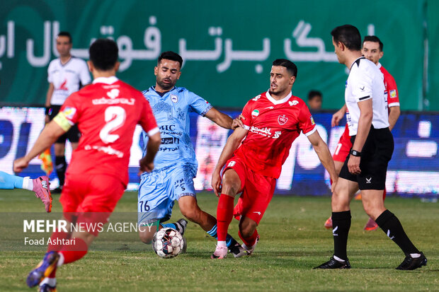 دیدار فوتبال تیم‌های چادرملو و پرسپولیس