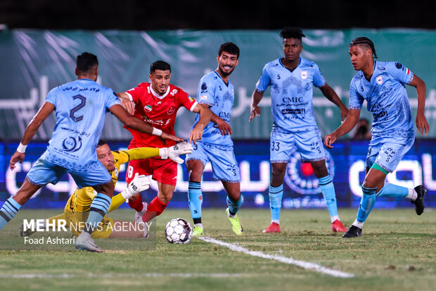 دیدار فوتبال تیم‌های چادرملو و پرسپولیس