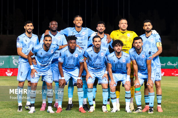 دیدار فوتبال تیم‌های چادرملو و پرسپولیس