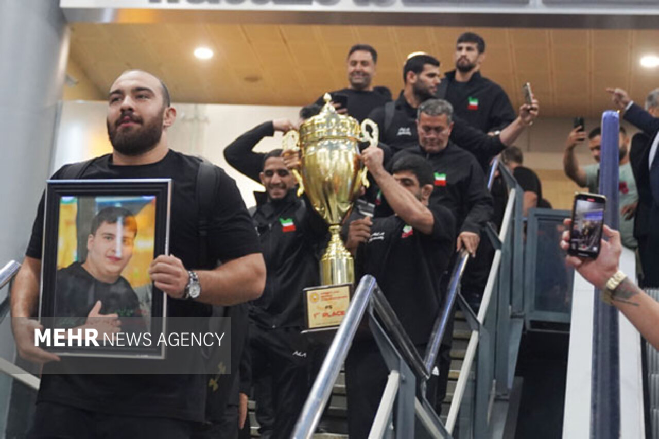 استقبال باشکوه از ملی پوشان کشتی آزاد؛ مردم سنگ تمام گذاشتند 2