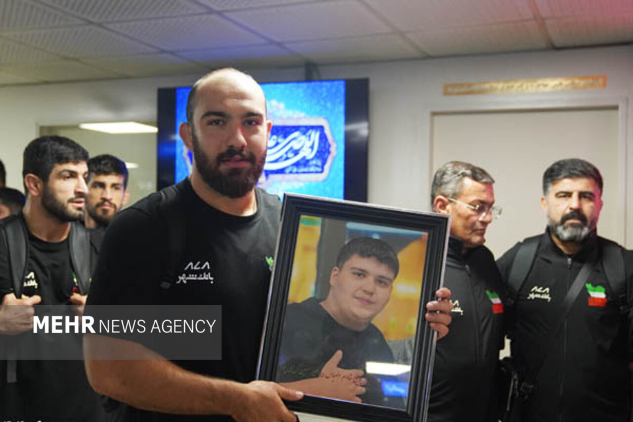 استبقال باشکوه از ملی پوشان کشتی آزاد؛ مردم سنگ تمام گذاشتند