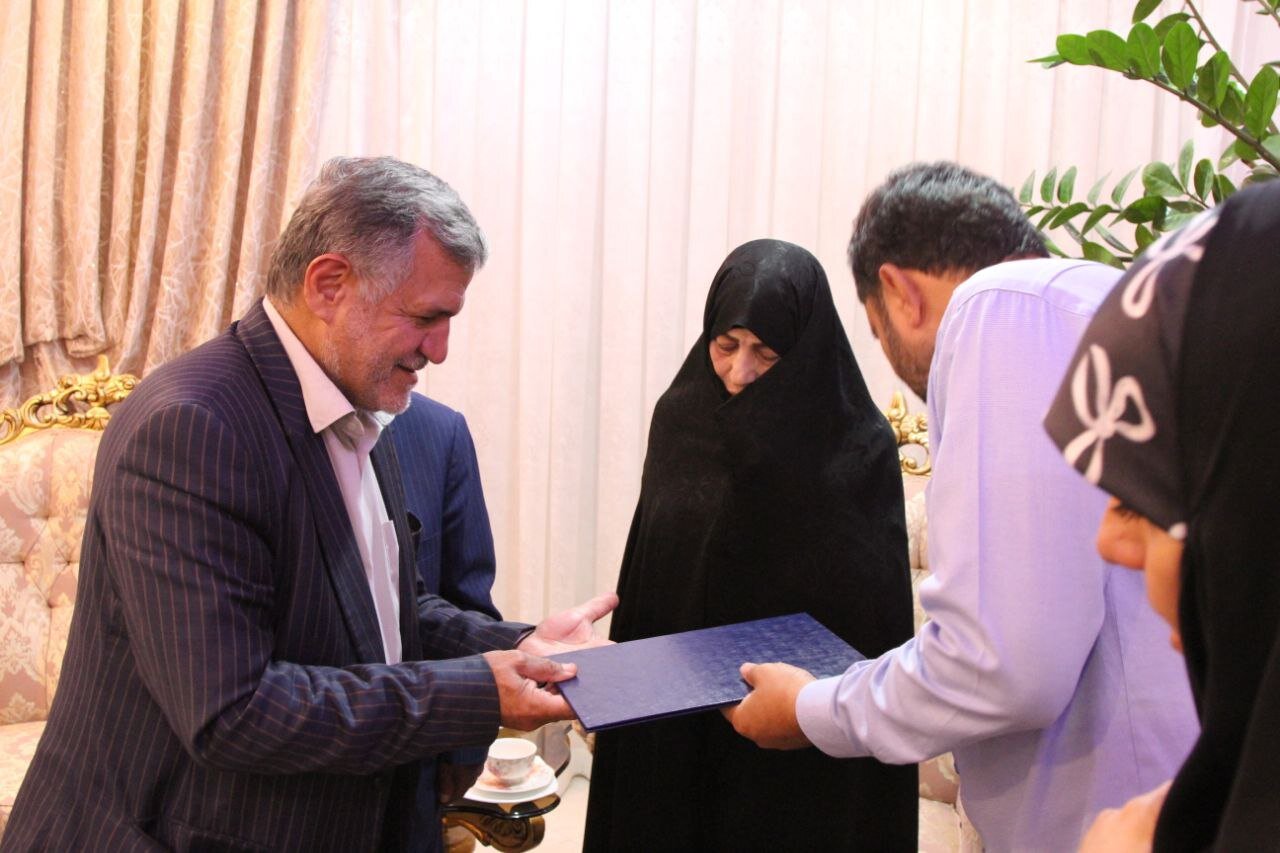 دیدار «امانی» با خانواده سرلشکر شهید شادمانی