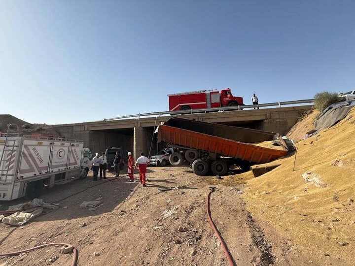 سقوط تریلی در محور پاکدشت - ایوانکی؛ 2 نفر جان باختند