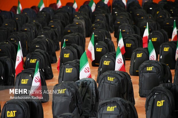 آیین توزیع بسته های تحصیلی برای نیازمندان در بیرجند