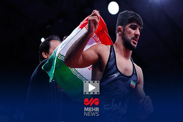 لحظه اهدای مدال طلا و کمربند  به سعید اسماعیلی