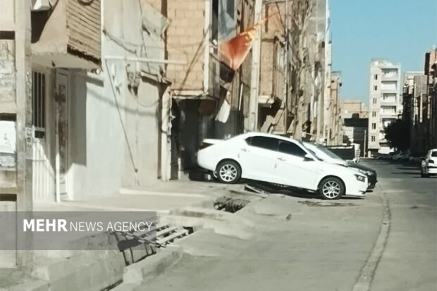 نسیمشهر قربانی نظارت ضعیف؛ وقتی پیاده رو پارکینگ می شود