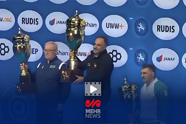 لحظه اهدای جام قهرمانی کشتی فرنگی جهان و به اهتزاز در آمدن پرچم ایران لحظه اهدای جام قهرمانی کشتی فرنگی جهان و به اهتزاز در آمدن پرچم ایران