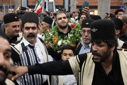 مدال‌آوران کشتی فرنگی جهان وارد خوزستان شدند